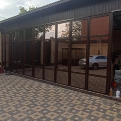 Бронзовая зеркальная пленка. Солнцезащитные пленки уменьшают нагрев помещения, выгорания интерьера, обеспечивают одностороннюю видимость (зеркальный эффект).