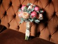 Изящный свадебный букет из пионов и розы Остина
