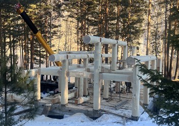 Сруб дома по конструкции  Пост Энд Бим на берегу Енисея в Саяногорск. Медвежий Лог