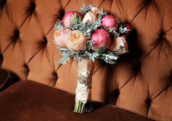 Изящный свадебный букет из пионов и розы Остина