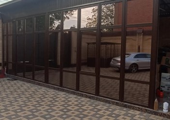 Бронзовая зеркальная пленка. Солнцезащитные пленки уменьшают нагрев помещения, выгорания интерьера, обеспечивают одностороннюю видимость (зеркальный эффект).