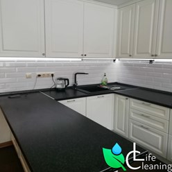 Фотография кухни после клининга. Помещение готово к использованию.