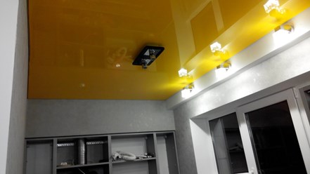 Глянцевый желтый натяжной потолок, 89081083962, Ако потолок