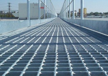 Очень часто сварной настил используется для пешеходных переходов