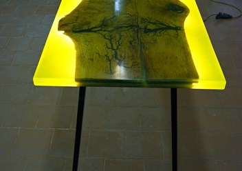Стол обеденный.
Столешница из массива карагача с желтой рекой с подстветкой