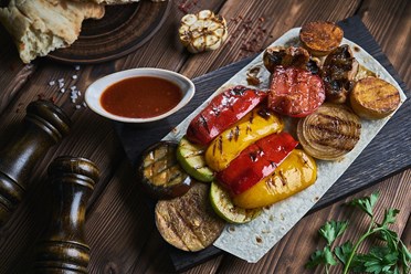 Овощное ассорти на углях - Молодой картофель в мундире, свежие шампиньоны, сладкие томаты, жареный лук, свежие ба | https://gotovitmama.ru/shashlyki/ovocshi-na-mangale/ovocshnoe-assorti-na-uglyah.html