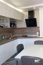 Современная кухня без ручек с профилями SCHUCO. Фасады - ALVIC. Столешница и стеновая панель - пластик ABET. Фурнитура - BLUM.