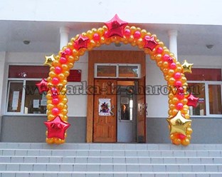 Арка из шаров на выпускной в школе