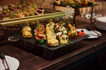 Профитроли с начинкой и различные закуски на фуршете