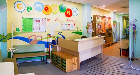 Наш холл, где малышей и их родителей ждут наши улыбчивые администраторы, готовые ответить на возникшие вопросы и помочь с их решением.