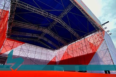 Заканчиваем монтаж визуальной части сцены на 9 Мая 2025 г. Площадь 400 летия Тюмени Подробнее о нашей работе: https://vk.com/album-228156506_308594755