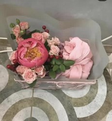 Букеты на заказ , цветы+ваза, поднос+открытка +упаковка подарка ручной работы
+79067340220