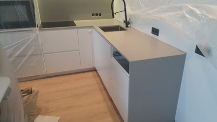 Столешница и стеновая панель из кварца с матовой поверхностью Technistone Noble Concrete Grey