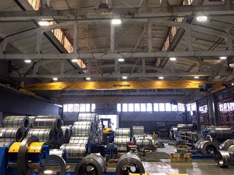 Опорный мостовой кран г/п 8 тонн, пролетом 22 метра в производственном помещении завода радиаторов.
