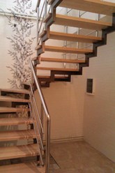 Небольшая лестница в дом на металлокаркасе. Бюджетный вариант.