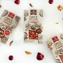 Миксы из кедровых и грецких орехов с ягодами клубники, вишни и клюквы