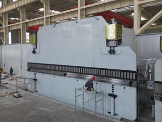 тяжёлый листогибочный пресс усилием 1600 тонн