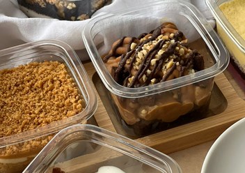 Десерты с сахаром 
🍰 Сникерс 
🍰 Наполеон сливочный
🍰 Наполеон с халвой
🍰 Наполеон карамельный
🍰 Наполеон шоколадный 
🍰 Медовик 
🍰 Молочная девочка
🍰 Бархат лаванда-смородина
🍰 Бархат фисташка