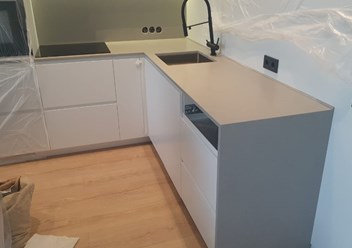 Столешница и стеновая панель из кварца с матовой поверхностью Technistone Noble Concrete Grey