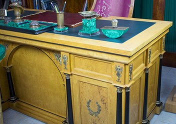 Рабочие столы и письменные приборы