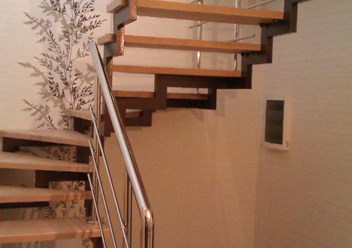 Небольшая лестница в дом на металлокаркасе. Бюджетный вариант.