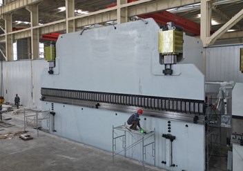 тяжёлый листогибочный пресс усилием 1600 тонн