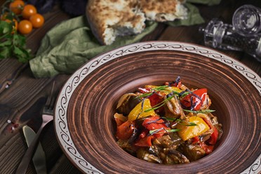 Аджапсандали - Запеченные баклажаны, пряная паприка, сладкие томаты, свежая зелень и специи | https://gotovitmama.ru/zakuski/holodnye/adzhapsandali.html