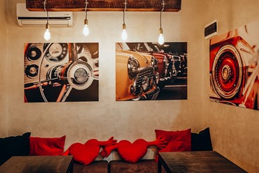 Уютная обстановка располагает к проведению дружеское или деловой встречи.