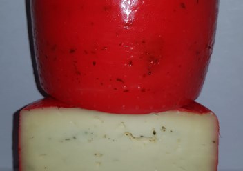 Головка фермерского сыра а разрезе. Так и хочется его попробовать