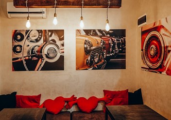 Уютная обстановка располагает к проведению дружеское или деловой встречи.