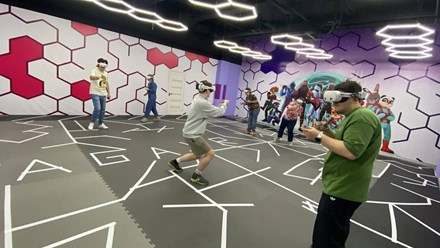 Игры на VR-Арене свободного перемещения всех возрастов и разного пола - эмоции для всех.