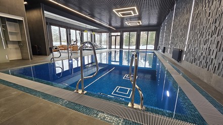 Бассейн переливного типа размерами 14 на 5 метров с переменной глубиной от 1,5 до 2,5 метров. В таком бассейне можно полноценно заниматься дайвингом. Есть противоток и гидромассажная зона.