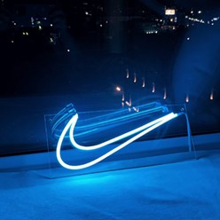 За модой так сложно угнаться, только если вы не бежите за ней в одежде фирмы «Nike». А чтобы доказать знакомым как хорошо вы разбираетесь в стиле, можете на всеобщее обозрение повесить на стену "Nike"