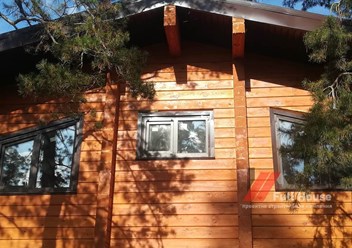 Покраска и шлифовка деревянного дома из профилированного бруса.