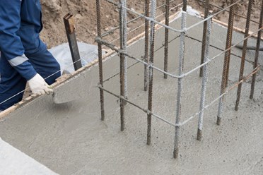 Заливка бетонной колонны жидким бетоном