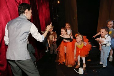 RosKids FEST проходит в настоящем театре, на большой театральной сцене в свете софитов.