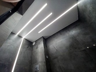Натяжной потолок со световыми линиями в ванной
