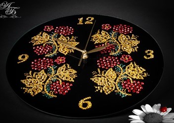 Часы интерьерные инкрустацией кристаллами Swarovski. Часы заняли 2 место на Международной выставке современного искусства &quot;Недели искусств в Москве&quot;