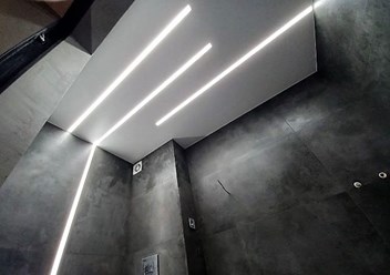 Натяжной потолок со световыми линиями в ванной