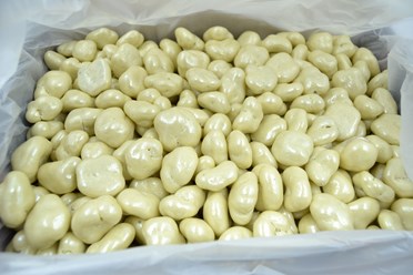 Драже с начинкой из ореха пекан в шоколадной глазури — это не только изысканное лакомство, но и настоящий кладезь полезных веществ. Орехи пекан известны своим насыщенным вкусом и питательностью.