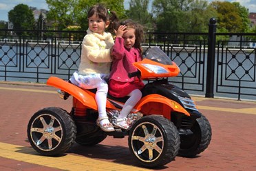 девочки катаются на квадроцикле - Мотя Бегемот рулит