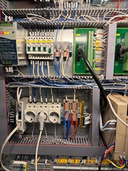 Монтаж шкафа управления для производственной линии