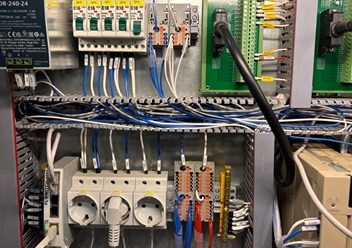 Монтаж шкафа управления для производственной линии