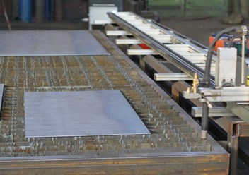 Резка металла
Компания ЗМК изготавливает стальные конструкции