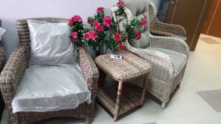 Кофейные комплекты из искусственного ротанга: глубокие кресла, журнальные столы и модульные диваны.