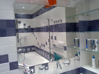 Установка зеркала и стеклянных полочек в ванной комнате