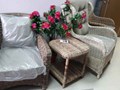 Кофейные комплекты из искусственного ротанга: глубокие кресла, журнальные столы и модульные диваны.