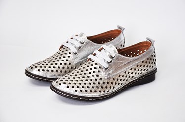 Новая коллекция лето 2018, женские туфли с перфорацией в серебряном цвете.
Очень лёгкие и удобные! Цена:  3 800 руб.