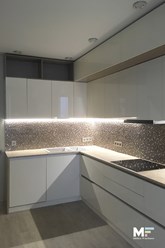 Современная кухня для молодой семьи. Фасады - ALVIC Luxe. Столешница - премиум-пластик Wilsonart HD. фурнитура - BLUM.