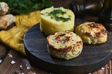 Мамины котлеты с картофельным пюре - Куриные котлеты с молочным картофельным пюре и свежей зеленью | https://gotovitmama.ru/goryachie-blyuda/maminy-kotlety-s-kartofelnym-pyure.html